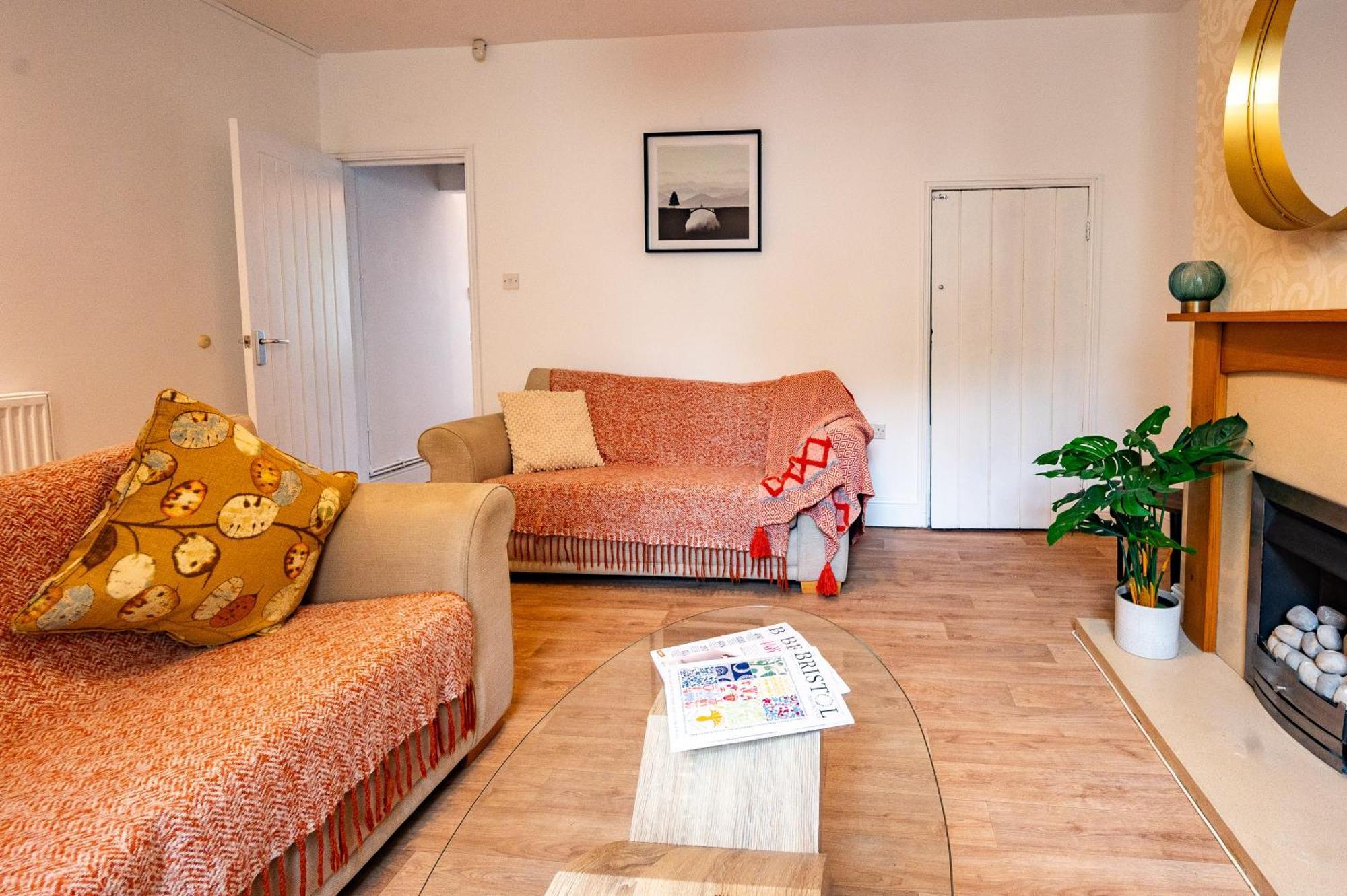 Stella's Cottage- Cute Traditional In South West By Staystaycations Bristol