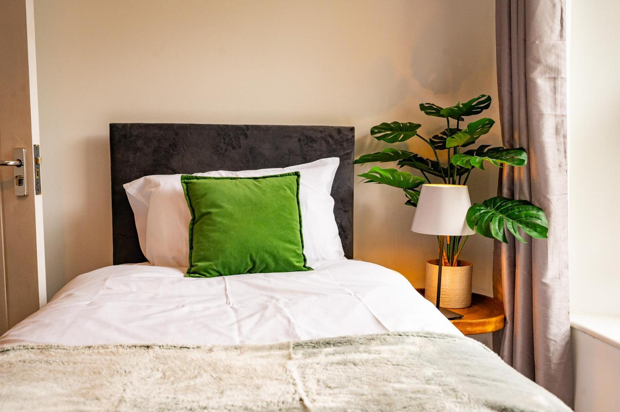 Stella's Cottage- Cute Traditional In South West By Staystaycations Holiday home *
